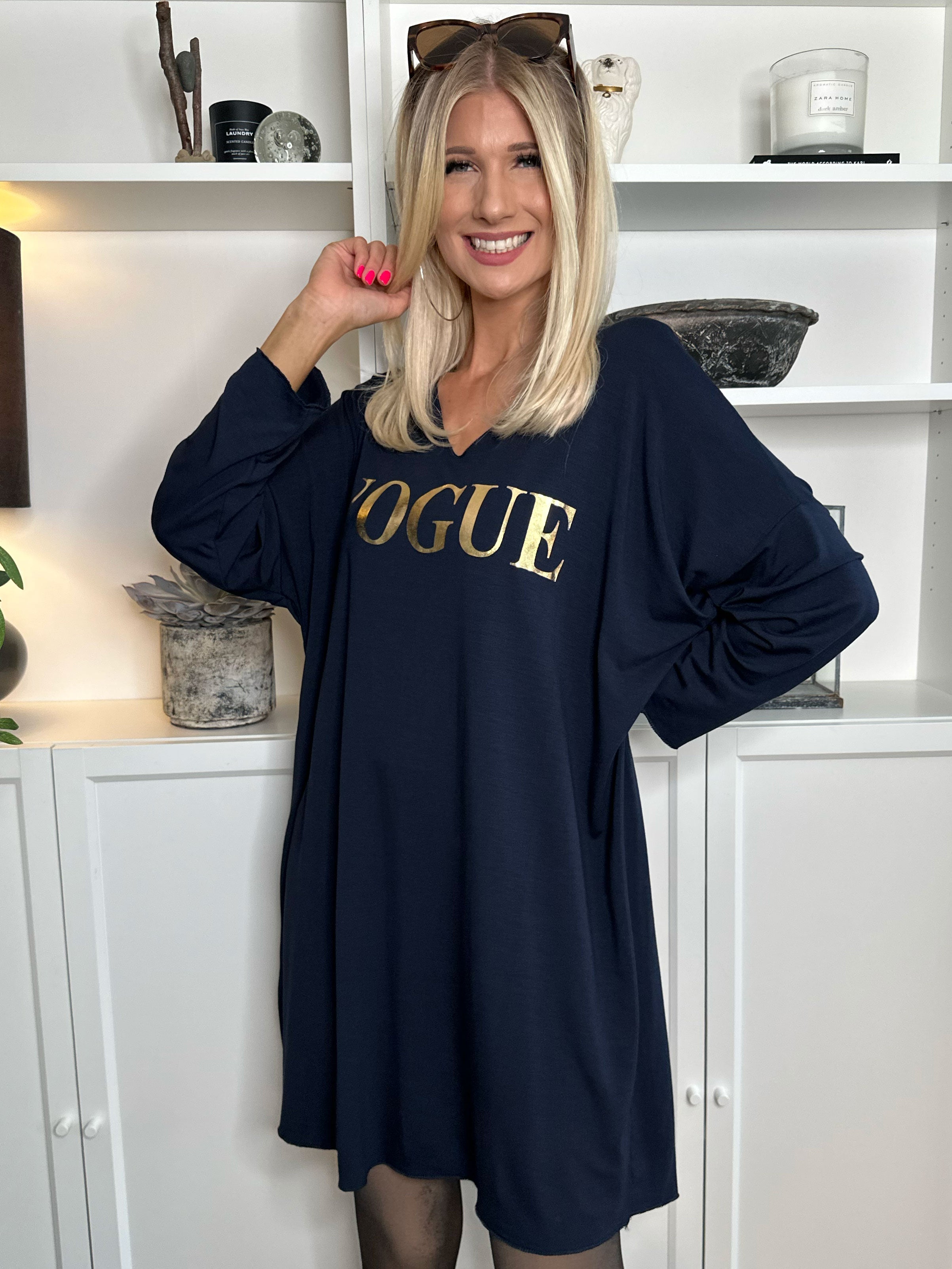 Vogue Long Sleeve - Långärmad klänning i viskos med guldskrift